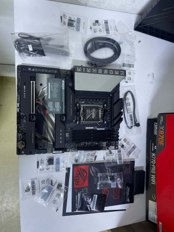 ASUS ROG CROSSHAIR X870E HERO AMD AM5 DDR5(OUTLET)