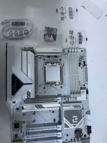 GIGABYTE B850 EAGLE ICE AMD ANAKART(OUTLET)