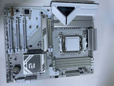 GIGABYTE B850 EAGLE ICE AMD ANAKART(OUTLET)