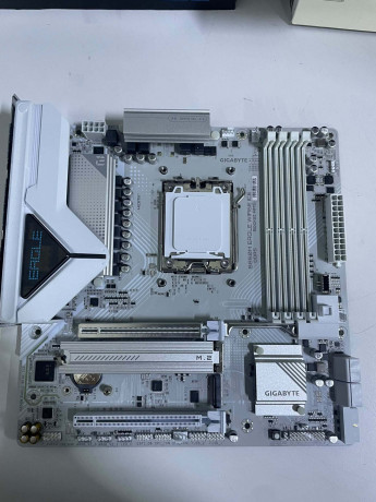 GIGABYTE B850M EAGLE WIFI6E ICE AMD ANAKAR(OUTLET)